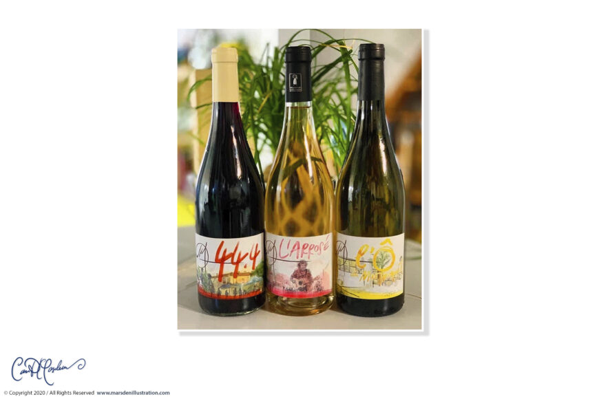 Trois bouteilles réunies avec étiquettes illustrées pour vin rouge 44,4, rosé L’Arrosé et vin blanc.