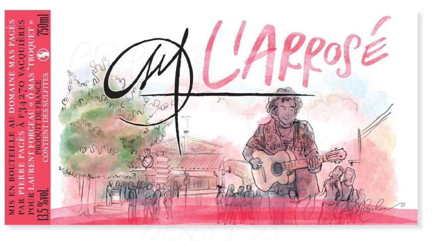 Étiquette de rosé illustrée L’Arrosé avec guitariste, terrasse animée et composition rose dessinée à la main.