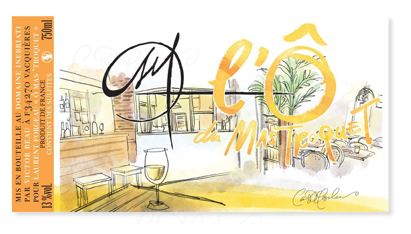 Étiquette de vin blanc illustrée avec scène d’intérieur de restaurant, verre posé au premier plan et composition jaune et noire dessinée sur mesure.