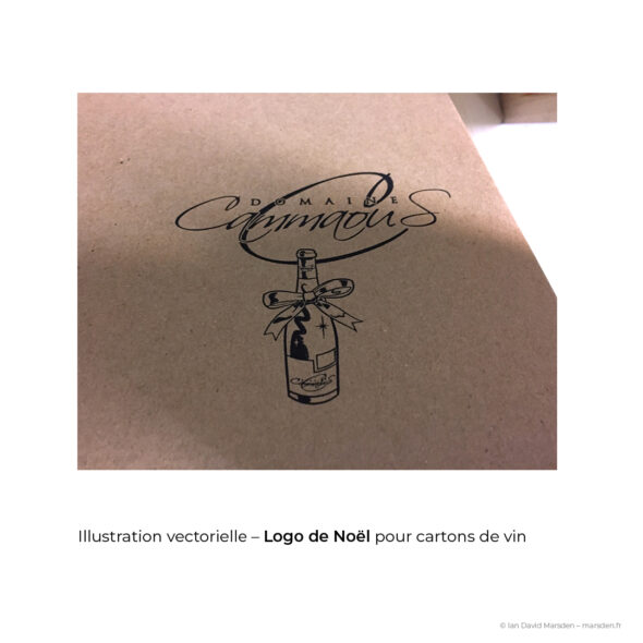 Illustration vectorielle d’une bouteille Domaine Cammaous avec ruban de Noël, conçue pour coffrets cadeaux de vin et packaging saisonnier. Caption: Détail de l’illustration de bouteille avec ruban de Noël, réalisée pour les coffrets cadeaux du Domaine Cammaous.