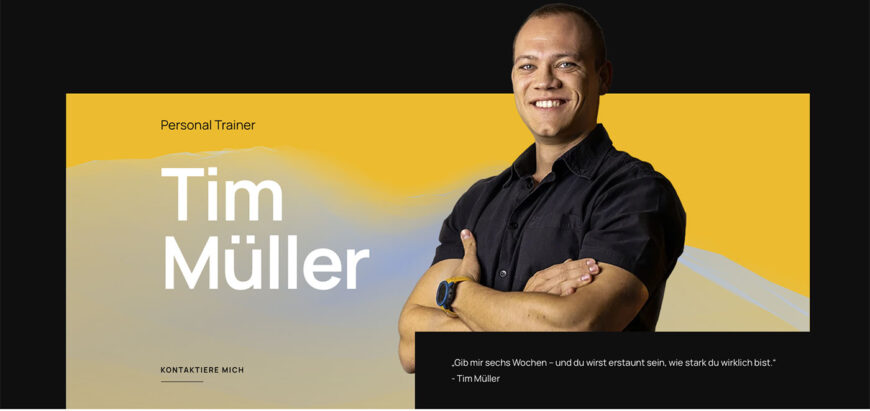 Tim Müller lächelnd mit verschränkten Armen, offizielles Trainerbild auf Fit-Mit-Tim.ch