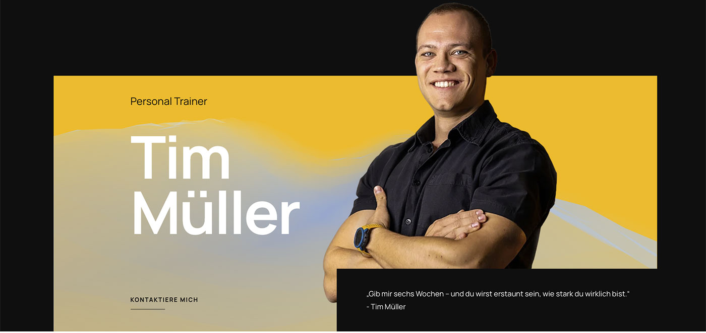 Tim Müller lächelnd mit verschränkten Armen, offizielles Trainerbild auf Fit-Mit-Tim.ch