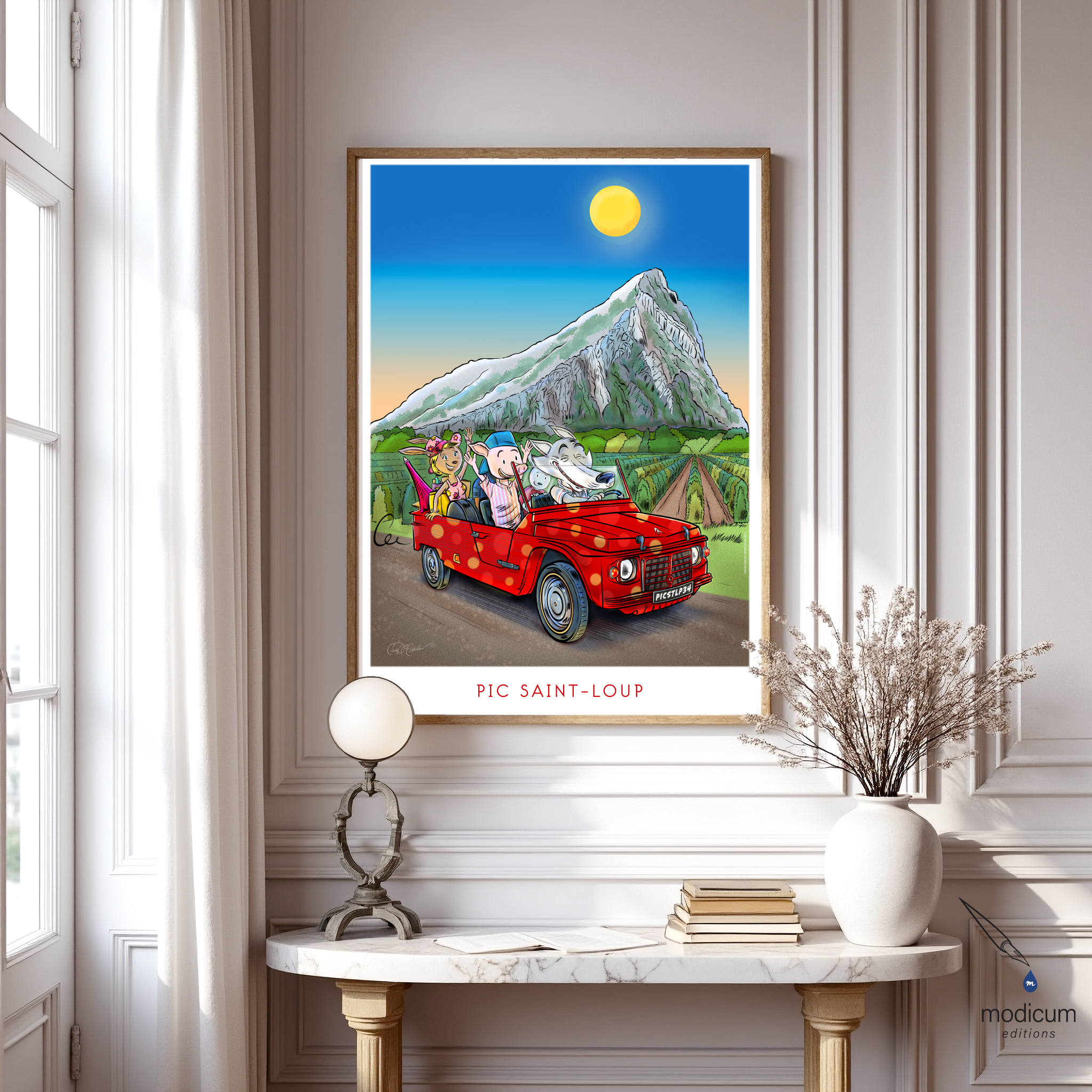 Affiche du Pic Saint-Loup montrant un loup cartoon français dans les vignobles de l’Hérault, illustration dessinée à la main, exposée dans un appartement français lumineux.