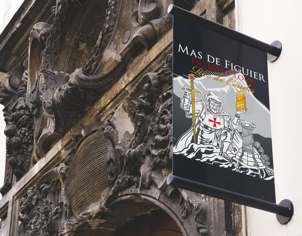 Maquette d’enseigne extérieure Mas de Figuier reprenant l’illustration de l’étiquette Roc de Couder sur une façade ancienne.
