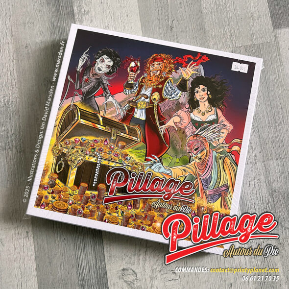 Packaging imprimé de Pillage autour du Pic posé sur une table en verre, avec illustration de couverture et informations de commande.