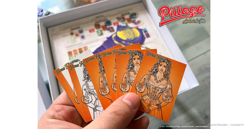 Cartes de personnage Dona Flora du jeu Pillage autour du Pic tenues en main, avec boîte et plateau visibles en arrière-plan.