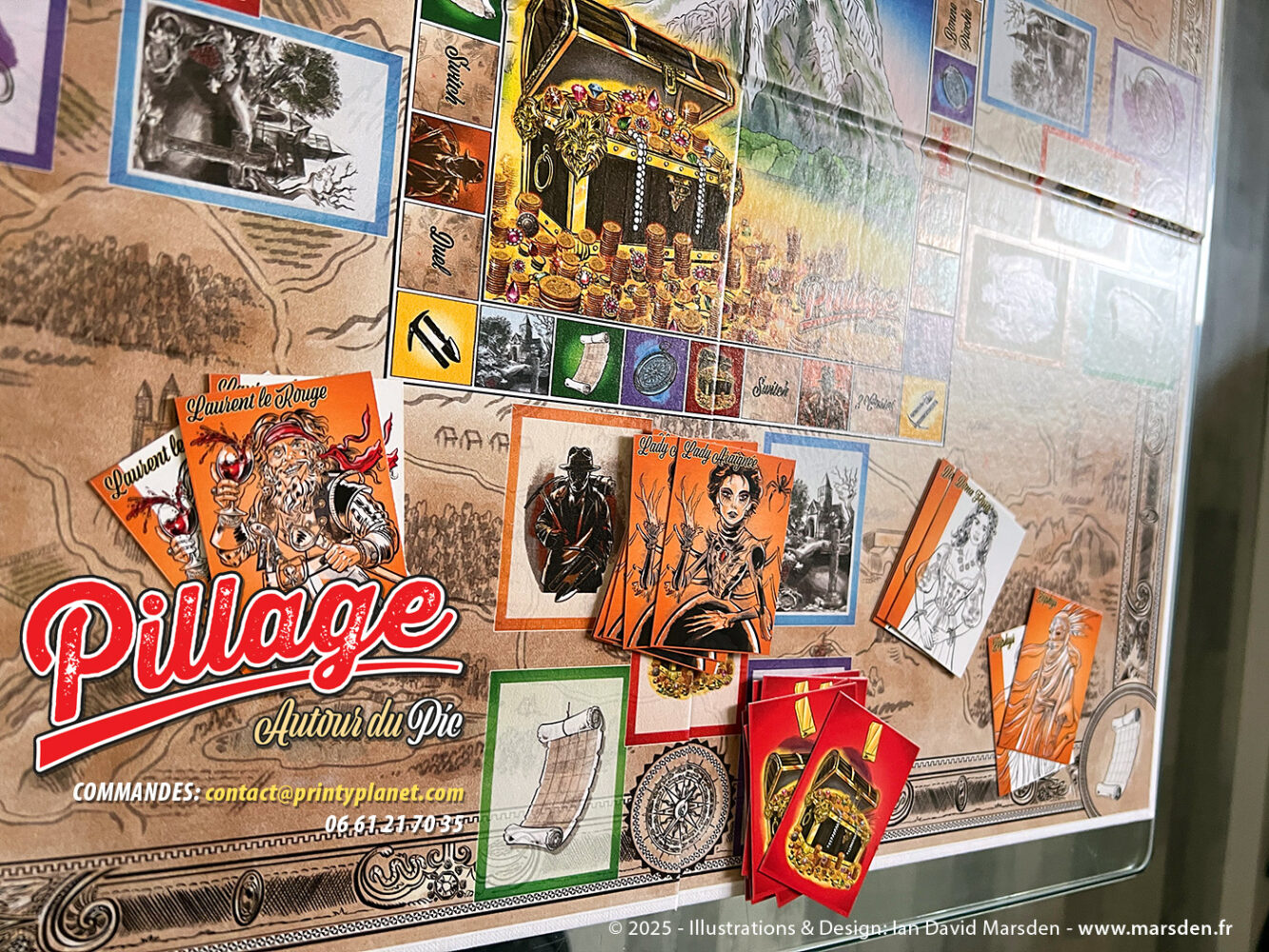 Plateau imprimé de Pillage autour du Pic avec cartes de personnages, cartes de trésor, pions et éléments de jeu disposés sur la carte.
