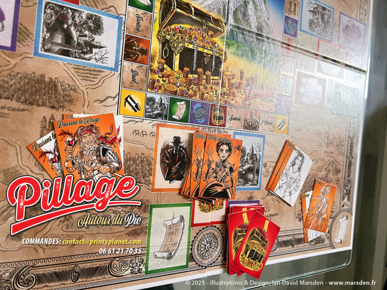 Plateau imprimé de Pillage autour du Pic avec cartes de personnages, cartes de trésor, pions et éléments de jeu disposés sur la carte.