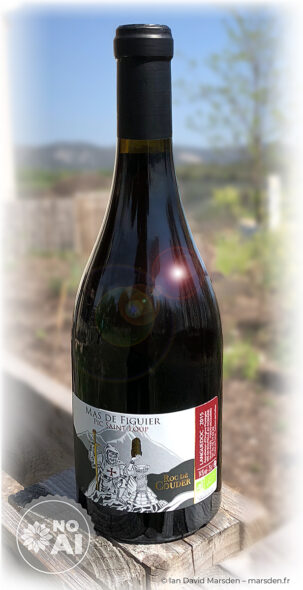Bouteille complète de Roc de Couder du Mas de Figuier photographiée en extérieur, avec l’étiquette illustrée visible.