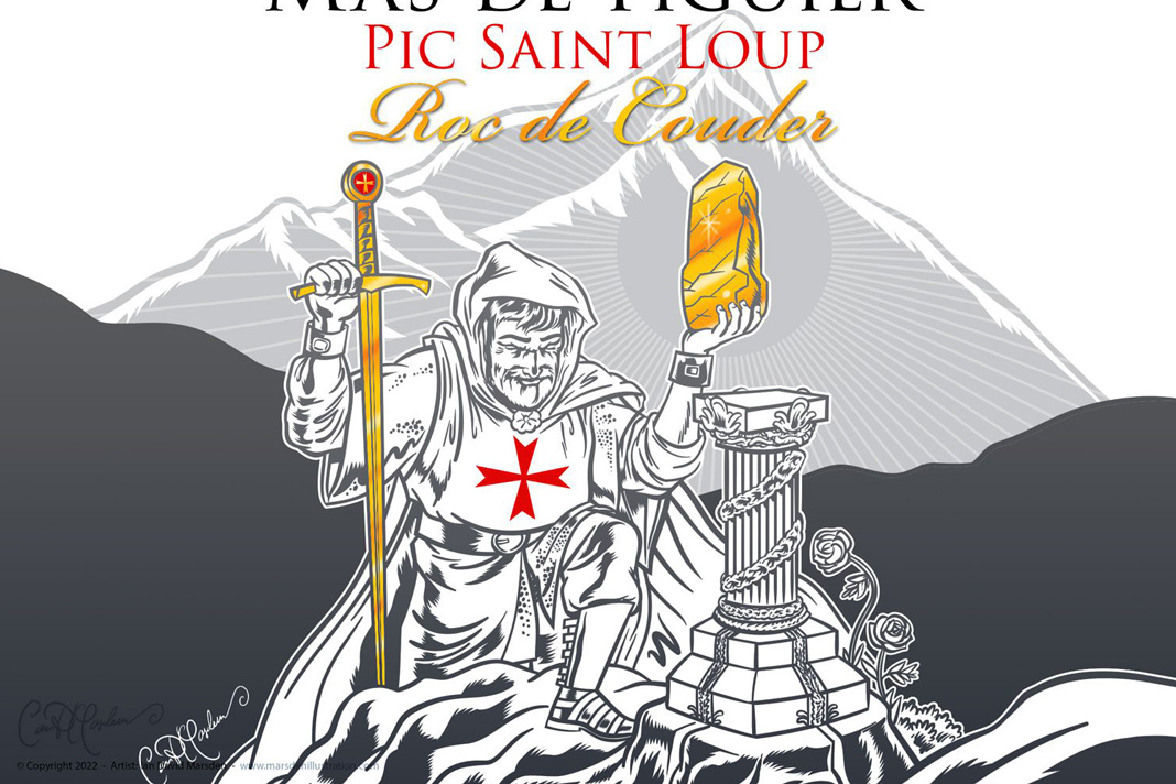 Illustration détaillée de l’étiquette Roc de Couder montrant une figure médiévale, une épée, une pierre dorée et un paysage montagneux avec le Pic Saint-Loup.
