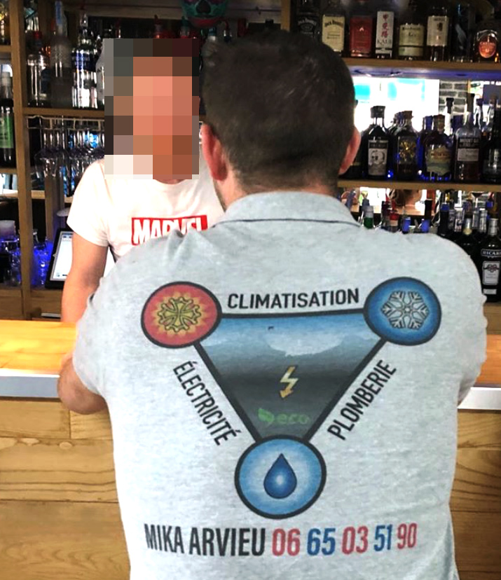 Logo Mika Arvieu imprimé au dos d’un polo professionnel avec climatisation, électricité et plomberie.