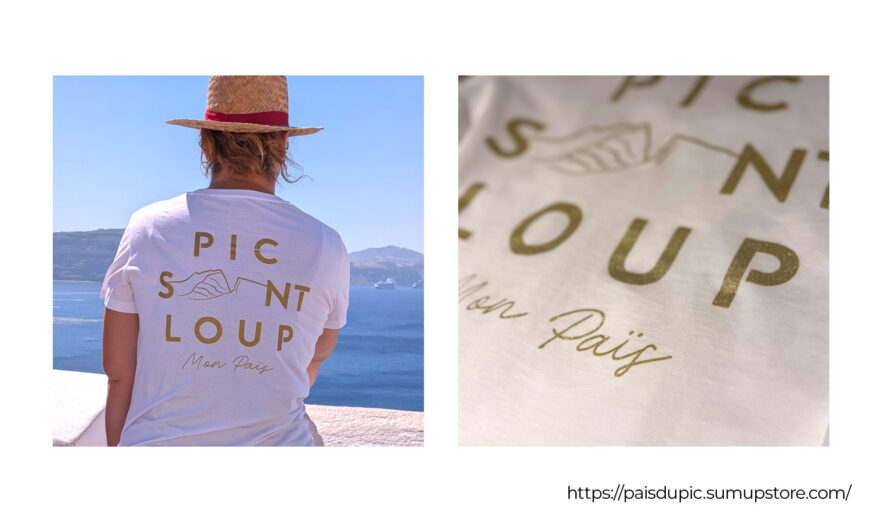 T-shirt blanc Pic Saint-Loup – mon païs avec logo doré intégrant la silhouette du Pic Saint-Loup.