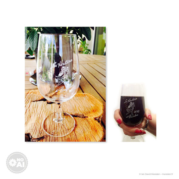 Deux photographies du verre de dégustation Les Héritières de Bacchus 2015, montrant le dessin sérigraphié sur verre transparent et un verre rempli de vin.